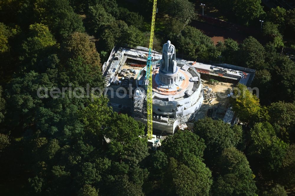 Aerial image Hamburg - Construction site Tourist attraction of the historic monument Bismarck-Denkmal in the Alter Elbpark in the district Sankt Pauli in Hamburg, Germany
