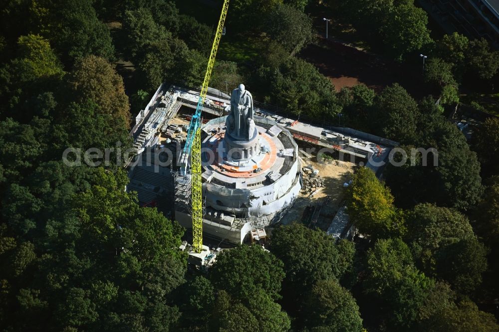 Aerial photograph Hamburg - Construction site Tourist attraction of the historic monument Bismarck-Denkmal in the Alter Elbpark in the district Sankt Pauli in Hamburg, Germany