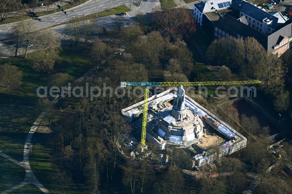 Aerial photograph Hamburg - Construction site Tourist attraction of the historic monument Bismarck-Denkmal in the Alter Elbpark in the district Sankt Pauli in Hamburg, Germany