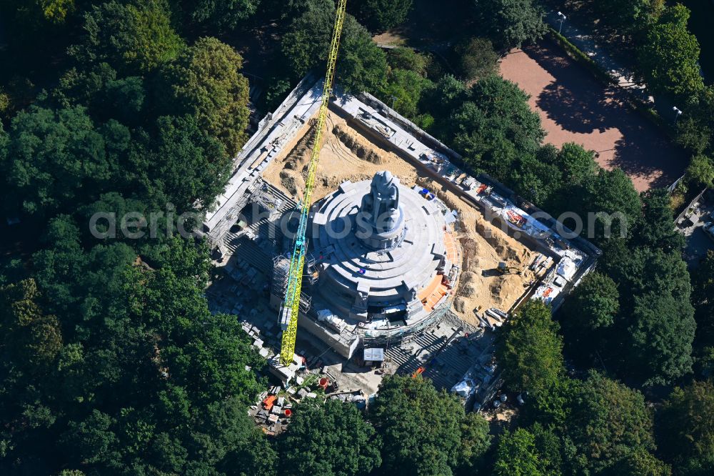 Hamburg from the bird's eye view: Construction site Tourist attraction of the historic monument Bismarck-Denkmal in the Alter Elbpark in the district Sankt Pauli in Hamburg, Germany