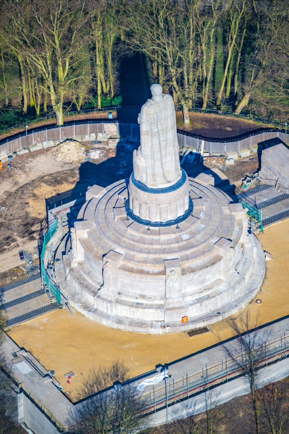 Hamburg from above - Construction site Tourist attraction of the historic monument Bismarck-Denkmal in the Alter Elbpark in the district Sankt Pauli in Hamburg, Germany