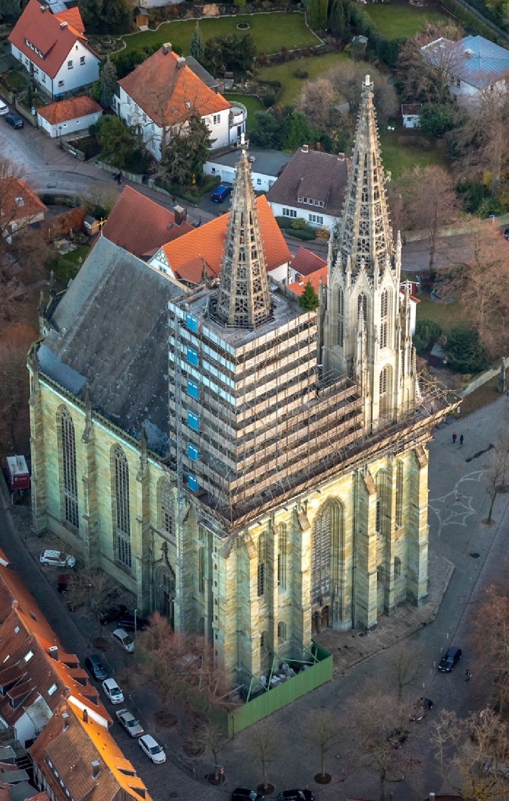 Soest from above - Construction site of the historic monument on Kirchengebaeude of Sankt Maria to the Wiese on Wiesenstrasse in Soest in the state North Rhine-Westphalia, Germany