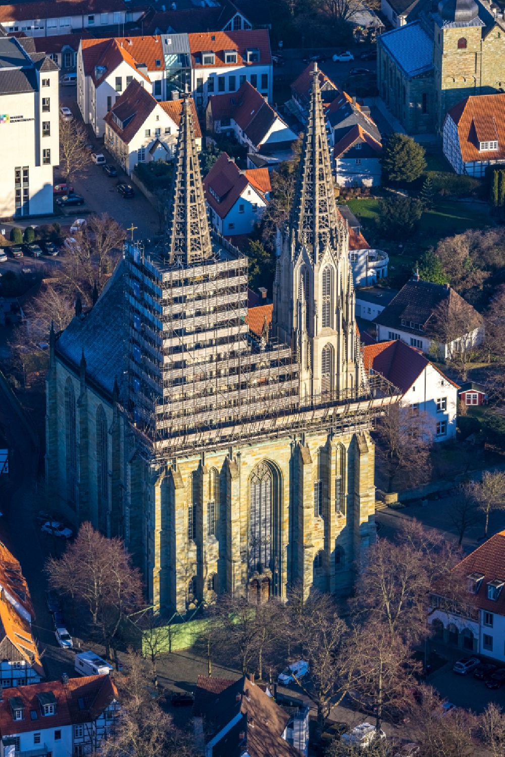Soest from the bird's eye view: Construction site of the historic monument on Kirchengebaeude of Sankt Maria to the Wiese on Wiesenstrasse in Soest in the state North Rhine-Westphalia, Germany