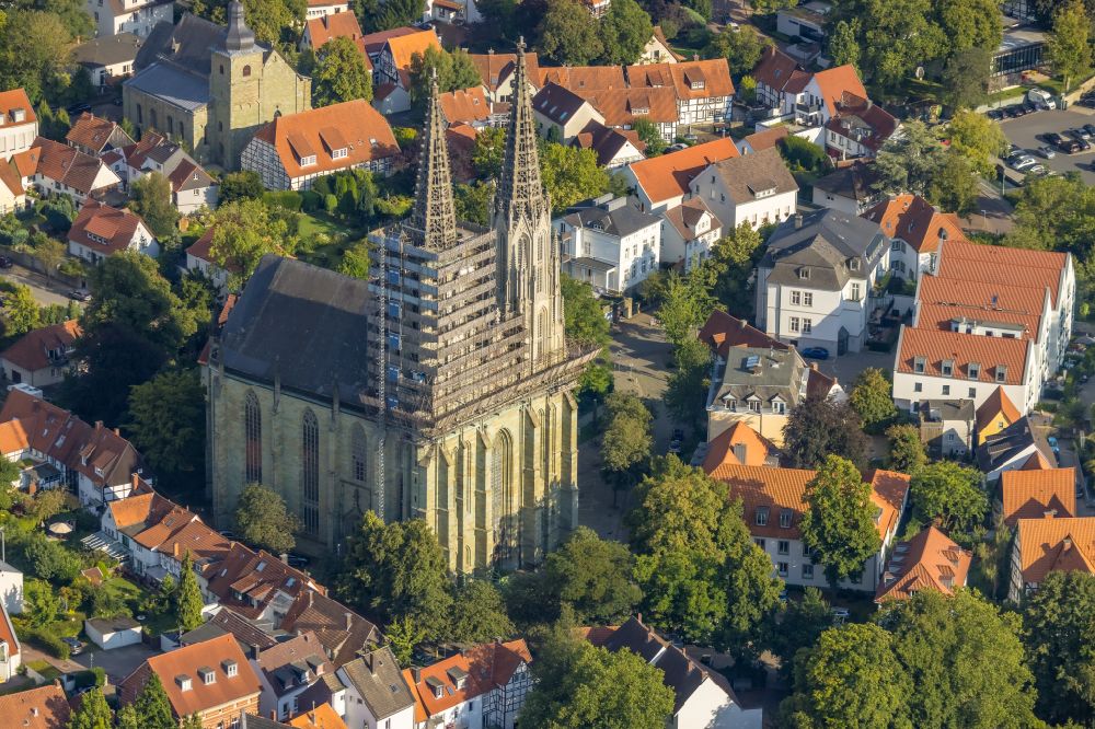 Soest from the bird's eye view: Construction site of the historic monument on Kirchengebaeude of Sankt Maria to the Wiese on Wiesenstrasse in Soest in the state North Rhine-Westphalia, Germany