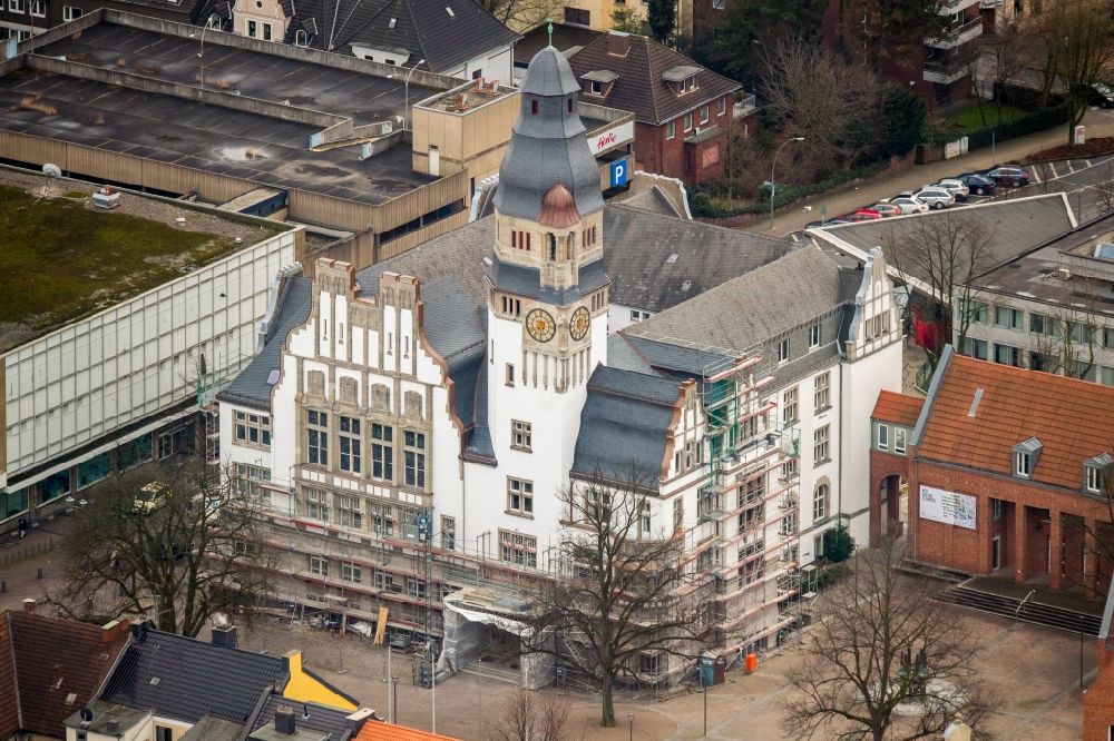 Gladbeck from the bird's eye view: Renovation works on the old building of the city hall of the city administration in Gladbeck in the federal state North Rhine-Westphalia