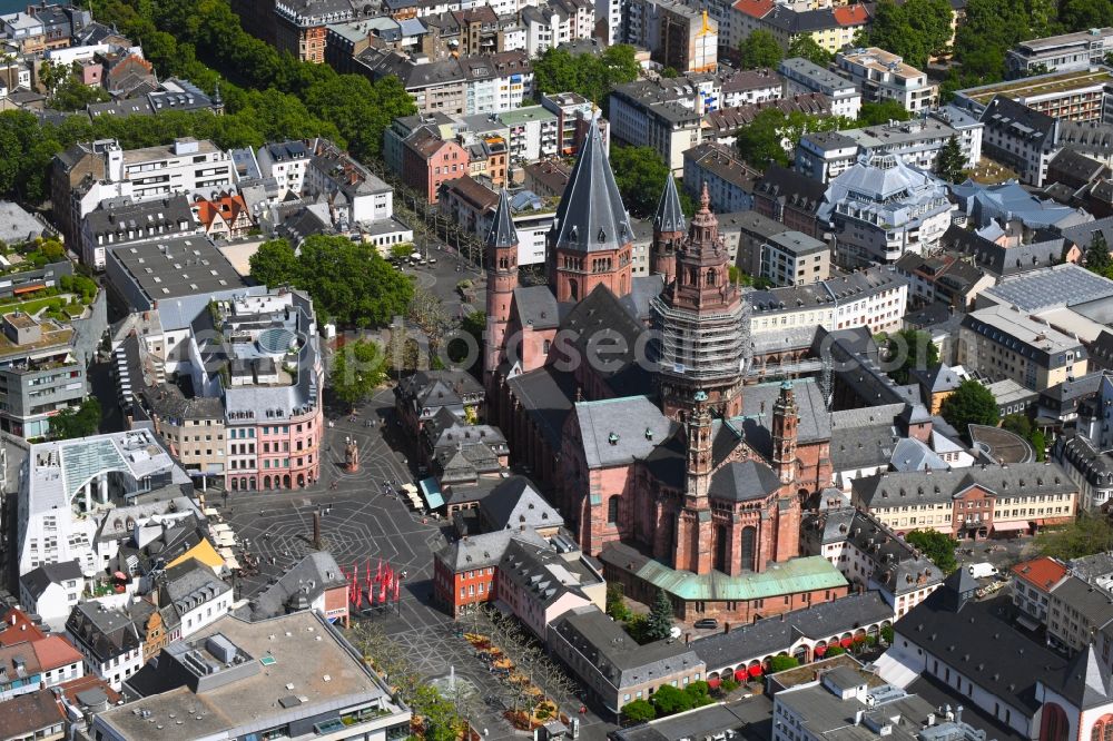 Mainz from above - Church building of the cathedral of Sankt Martin in Mainz in the state Rhineland-Palatinate, Germany. The cathedral is a bishop's church of the Roman Catholic Diocese of Mainz and is under the patronage of St. Martin of Tours. The building, which is one of the imperial cathedrals, is in its present form a three-nave Romanesque pillar basilica with Romanesque, Gothic and Baroque elements