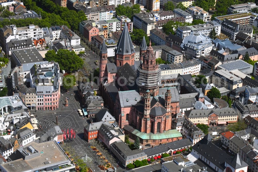 Mainz from the bird's eye view: Church building of the cathedral of Sankt Martin in Mainz in the state Rhineland-Palatinate, Germany. The cathedral is a bishop's church of the Roman Catholic Diocese of Mainz and is under the patronage of St. Martin of Tours. The building, which is one of the imperial cathedrals, is in its present form a three-nave Romanesque pillar basilica with Romanesque, Gothic and Baroque elements