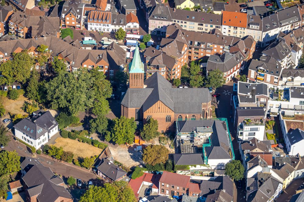 Aerial photograph Dinslaken - renovation works on the church building of the Katholische Kirchengemeinde St. Vincentius Dinslaken in the Old Town- center of downtown in Dinslaken in the state North Rhine-Westphalia, Germany