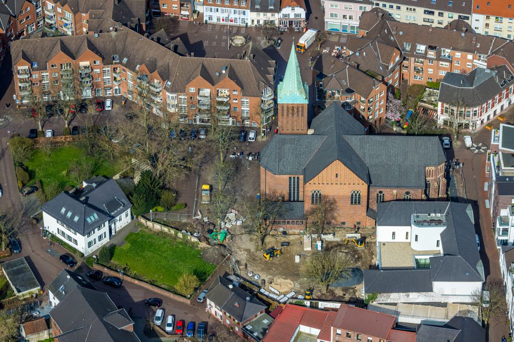 Aerial image Dinslaken - renovation works on the church building of the Katholische Kirchengemeinde St. Vincentius Dinslaken in the Old Town- center of downtown in Dinslaken in the state North Rhine-Westphalia, Germany