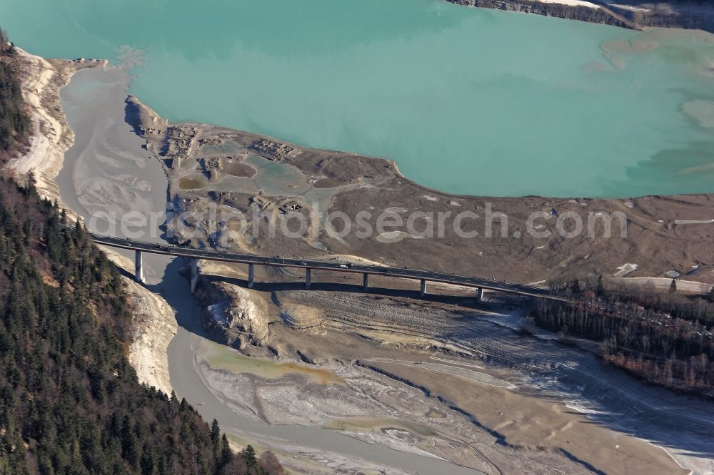 Lenggries from the bird's eye view: Sightseers hikers in the ruins of the flooded village Fall at the bottom of the drained Sylvensteinstausees in Lenggries in the state Bavaria. To renew a service cap at the outlet of the reservoir, the water authority Weilheim had drained the water in autumn 2015. The Sylvensteinsee serves the flood protection