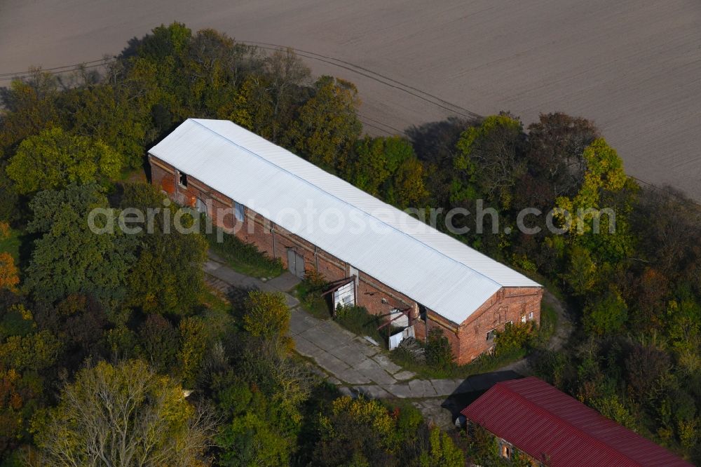 Börnicke from above - Barn building on the edge of agricultural fields and farmland in Boernicke in the state Brandenburg, Germany