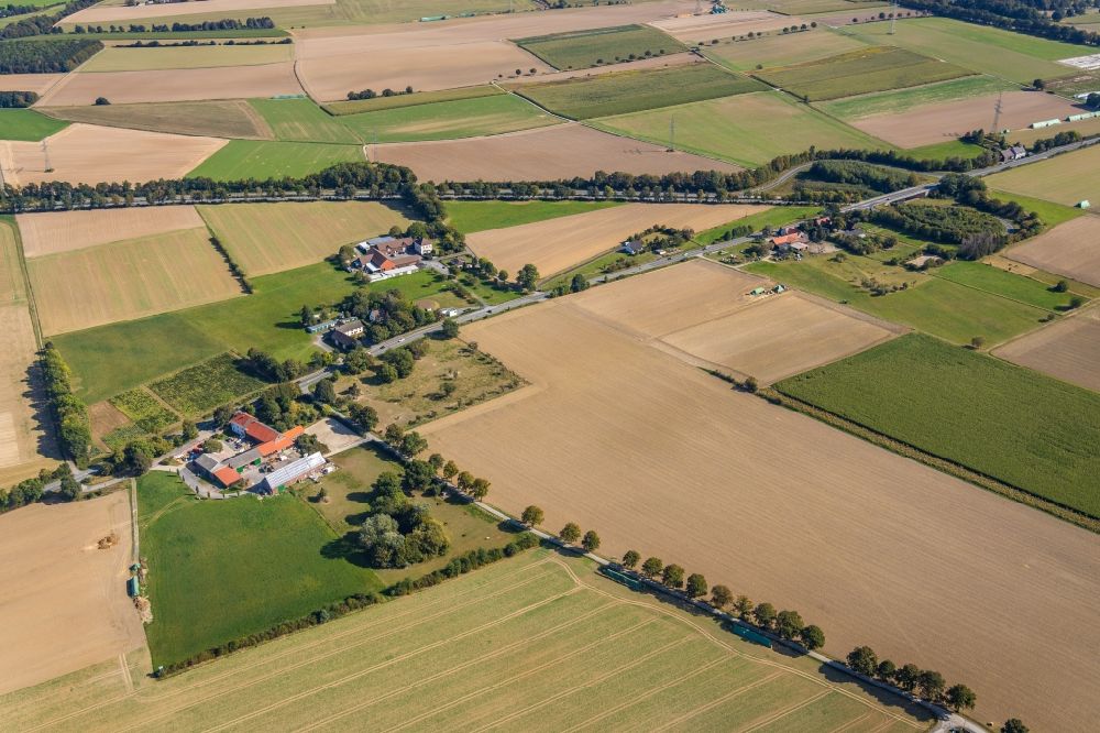 Aerial image Unna - Barn building on the edge of agricultural fields and farmland Iserlohner Strasse - Zur Oesterwiese in the district Hemmerde in Unna in the state North Rhine-Westphalia, Germany