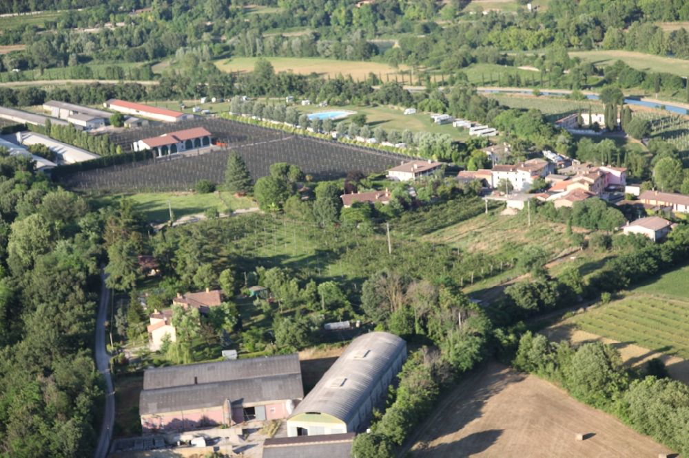 Aerial photograph Valeggio sul Mincio - Barn building on the edge of agricultural fields and farmland in the district Monte Borghetto in Valeggio sul Mincio in Veneto, Italy