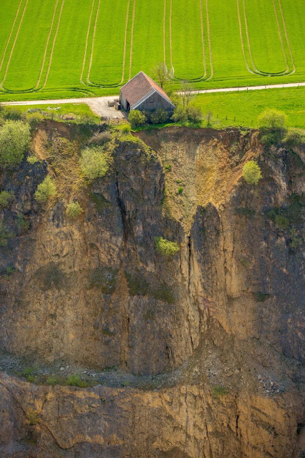 Aerial image Brilon - Barn building on the edge of agricultural fields and farmland On quarry and gravel Thuelen GmbH in Brilon in the state North Rhine-Westphalia