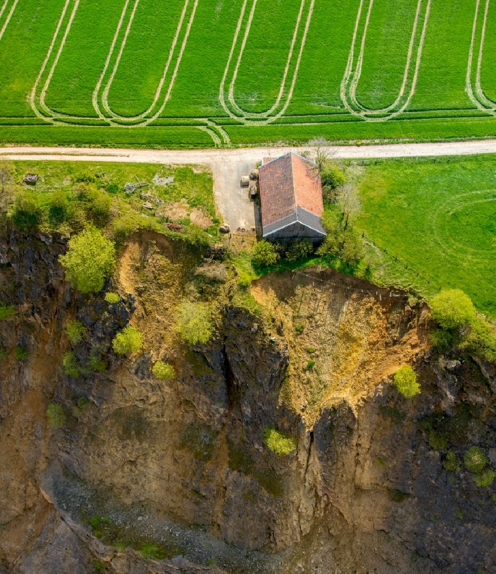 Aerial photograph Brilon - Barn building on the edge of agricultural fields and farmland On quarry and gravel Thuelen GmbH in Brilon in the state North Rhine-Westphalia