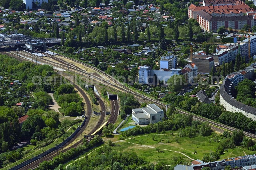 Aerial photograph Berlin - Railway track and overhead wiring harness in the route network of the Deutsche Bahn at S-Bahn Gleichrichterunterwerk Pankow and the park Das Nasse Dreieck Brehmestrasse in the district Pankow in Berlin, Germany