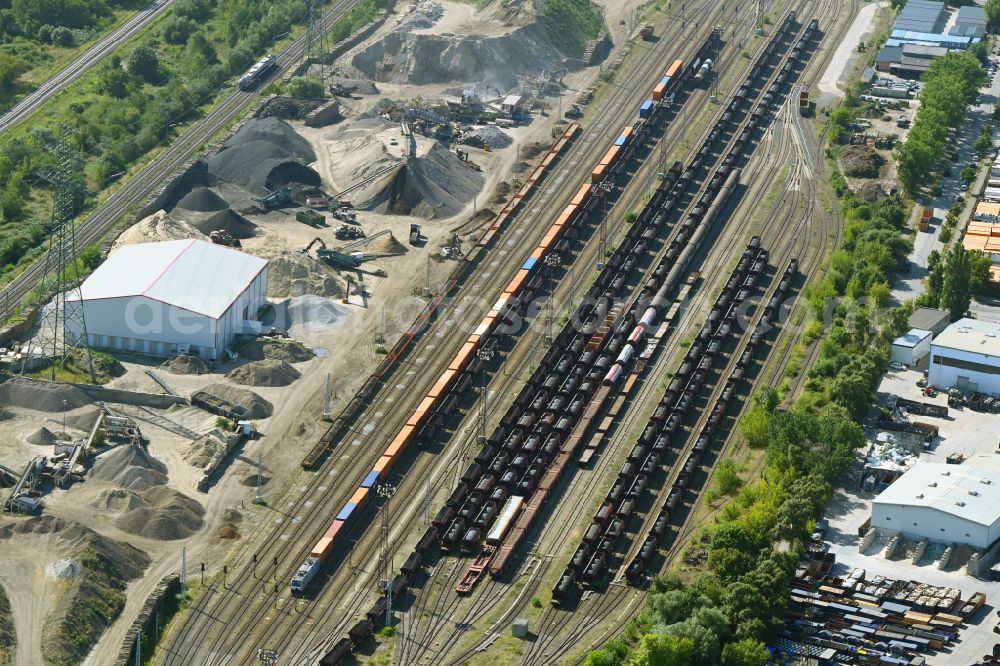 Berlin from above - Rail and track routes with sidings and shunting routes for bulk goods wagons with a siding and the possibility of loading building materials and demolition materials in the district of Hohenschoenhausen in Berlin, Germany