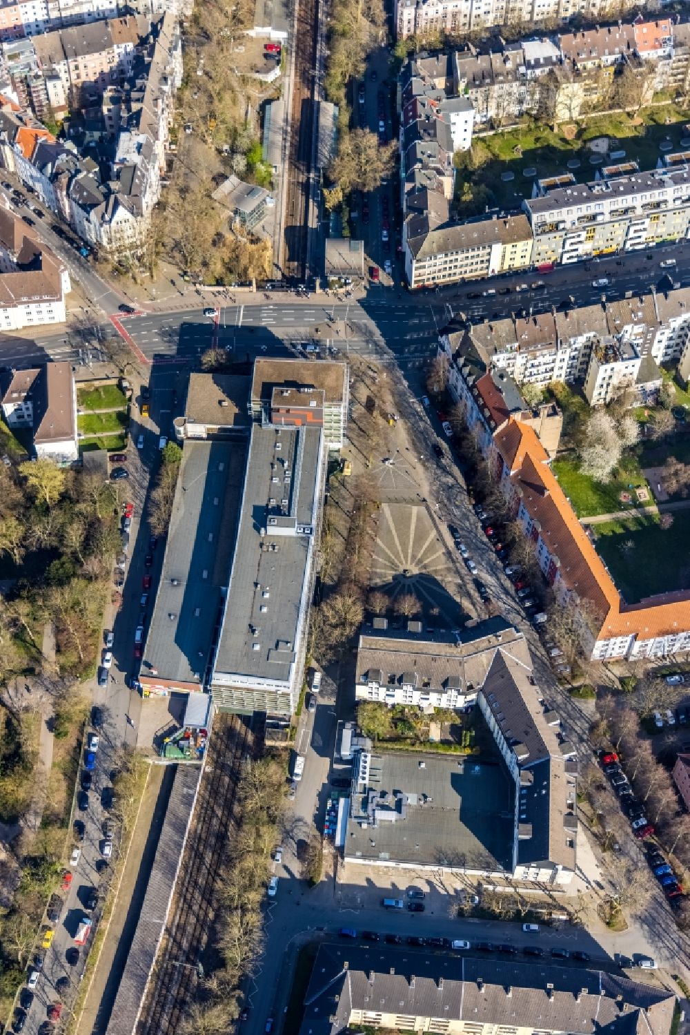 Aerial image Dortmund - Rail and track run under an office building on Moellerbruecke in the Westpark part of Dortmund in the Ruhr area in the state North Rhine-Westphalia, Germany