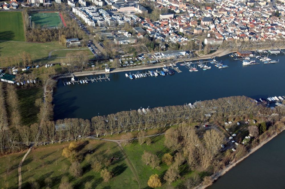 Aerial image Wiesbaden - Marina with sports boat moorings and boat moorings in Schiersteiner Hafen on the course of the Rhine in Wiesbaden in the state Hesse, Germany