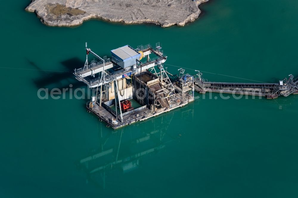 Aerial photograph Singen (Hohentwiel) - Ship - specialized vessel in driving on the quarry pond of the gravel pit in Singen (Hohentwiel) in the state Baden-Wuerttemberg, Germany