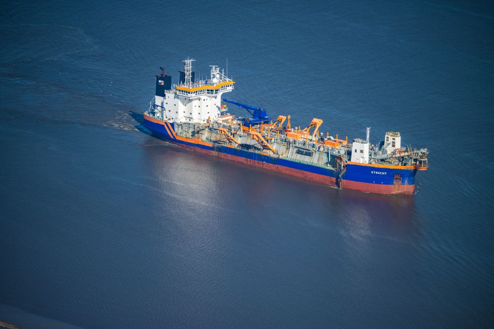 Wedel from the bird's eye view: Ship - special ship of the suction dredger Utrecht ( IMO: 9125956, MMSI: 245601000 ) in motion on the Elbe in Wedel in the state Schleswig-Holstein, Germany