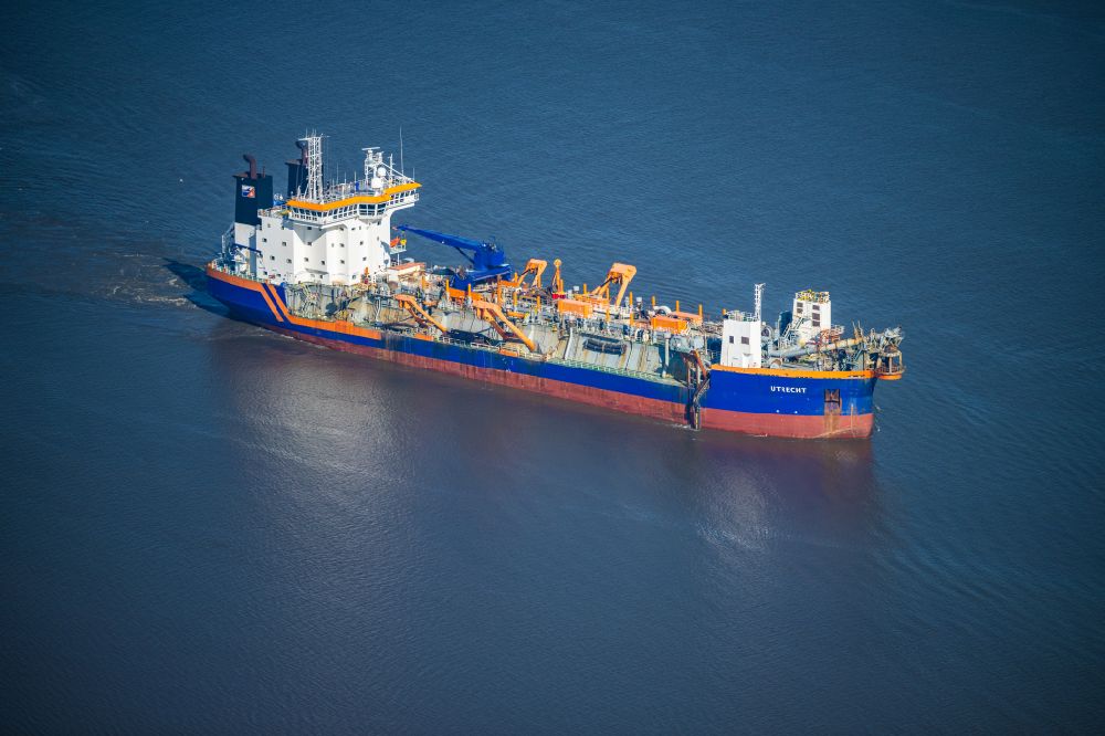 Aerial image Wedel - Ship - special ship of the suction dredger Utrecht ( IMO: 9125956, MMSI: 245601000 ) in motion on the Elbe in Wedel in the state Schleswig-Holstein, Germany