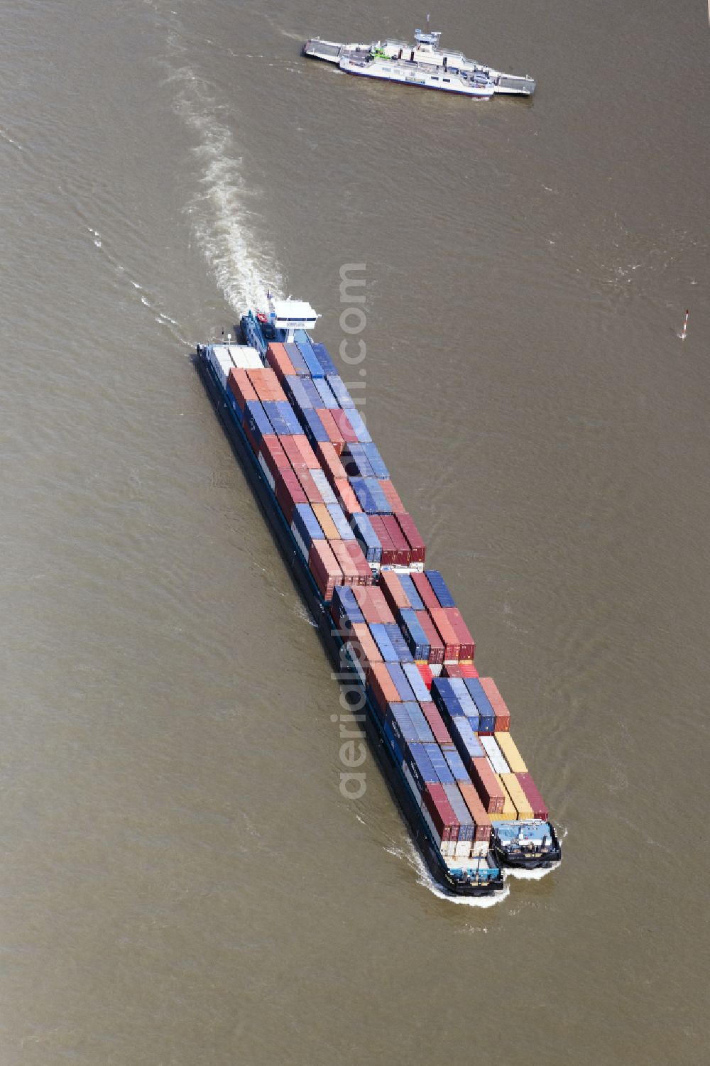 Königswinter from the bird's eye view: Ships and barge trains inland waterway transport in driving on the waterway of the river in Koenigswinter in the state North Rhine-Westphalia, Germany