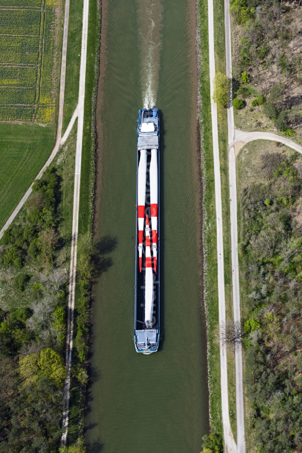 Bamberg from the bird's eye view: Ships and barge trains inland waterway transport in driving on the waterway of the river of Regnitz beladen with grossen Windrad Blaettern in Bamberg in the state Bavaria, Germany