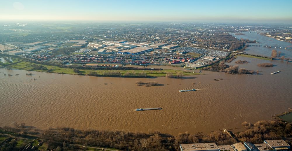 Aerial photograph Duisburg - Ships and barge trains inland waterway transport in driving on the waterway of the river of the Rhine river overlooking the city center and industrial Estate in the inner city in Duisburg in the state North Rhine-Westphalia, Germany