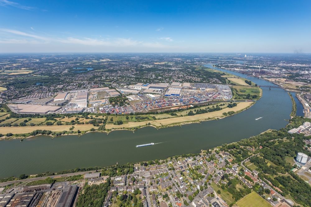 Duisburg from the bird's eye view: Ships and barge trains inland waterway transport in driving on the waterway of the river of the Rhine river overlooking the city center and industrial Estate in the inner city in Duisburg in the state North Rhine-Westphalia, Germany