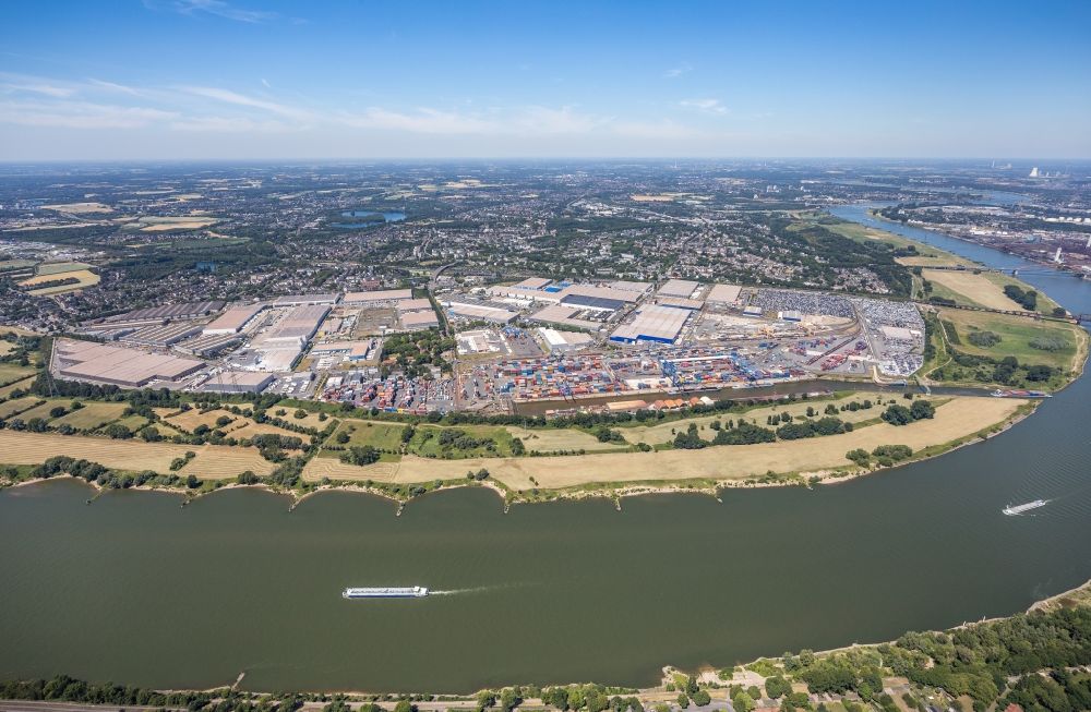 Aerial image Duisburg - Ships and barge trains inland waterway transport in driving on the waterway of the river of the Rhine river overlooking the city center and industrial Estate in the inner city in Duisburg in the state North Rhine-Westphalia, Germany