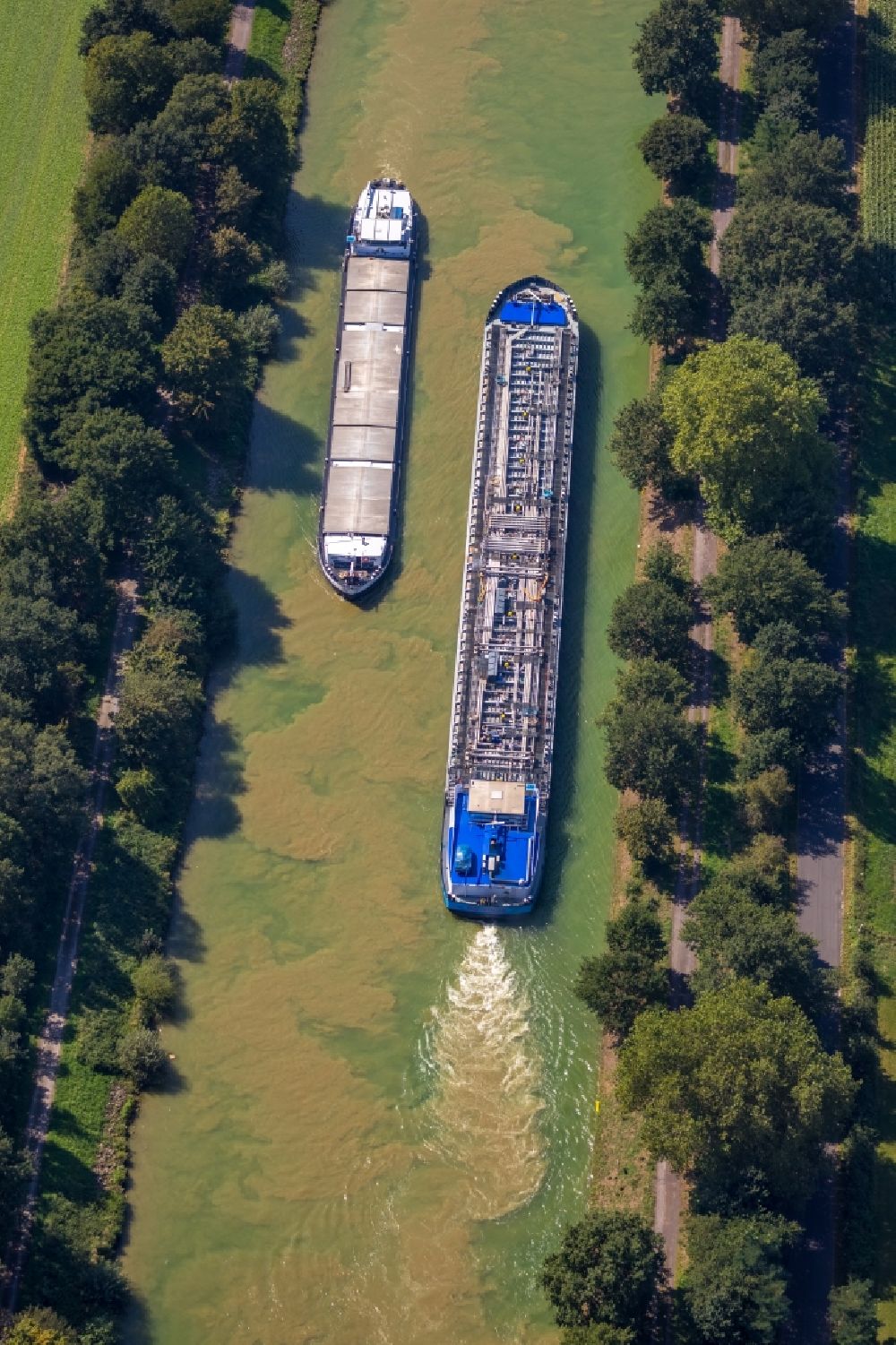 Hünxe from the bird's eye view: Ships and barge trains inland waterway transport in driving on the waterway of the river on Wesel-Datteln-Kanal in Huenxe in the state North Rhine-Westphalia, Germany