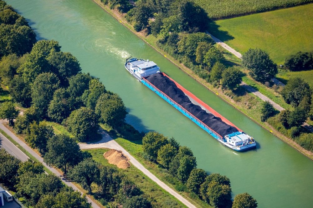 Aerial photograph Hünxe - Ships and barge trains inland waterway transport in driving on the waterway of the river on Wesel-Datteln-Kanal in Huenxe in the state North Rhine-Westphalia, Germany