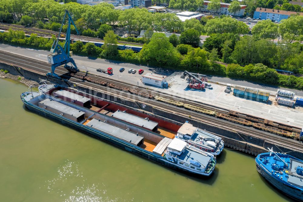 Aerial image Köln - Ships and barge trains inland waterway transport in driving on the waterway of the river of the Rhine river on street Frankenwerft in the district Altstadt in Cologne in the state North Rhine-Westphalia, Germany