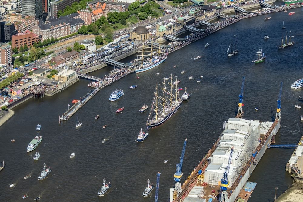 Aerial image Hamburg - Quays and boat moorings at the port of the inland port beim Auslaufparade von Grossseglern in the district Steinwerder in Hamburg, Germany