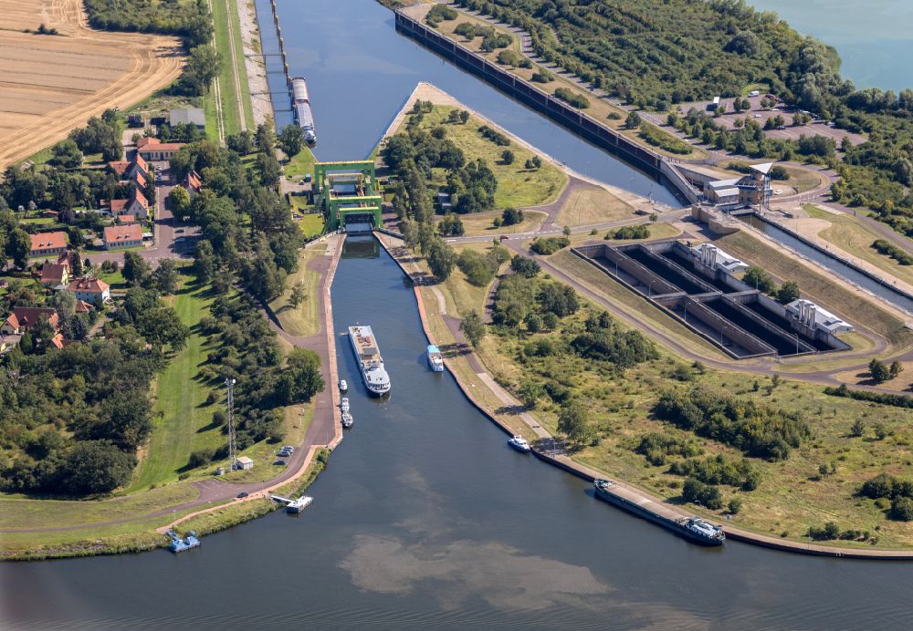 Aerial image Magdeburg - Boat lift and locks plants on the banks of the waterway of the Abstiegskanal Rothensee in Magdeburg in the state Saxony-Anhalt, Germany