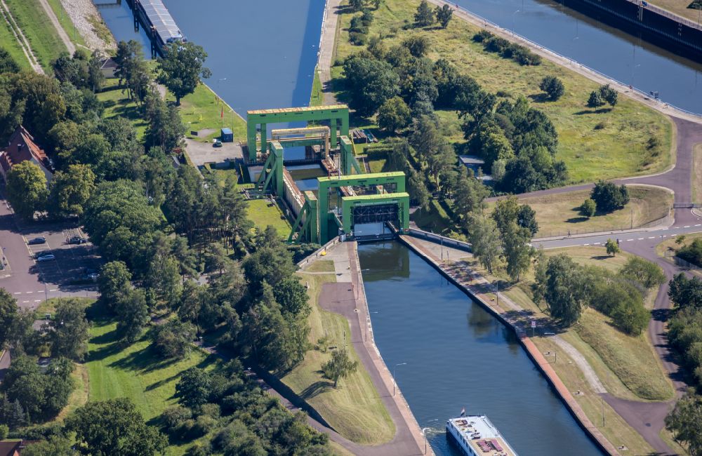 Aerial photograph Magdeburg - Boat lift and locks plants on the banks of the waterway of the Abstiegskanal Rothensee in Magdeburg in the state Saxony-Anhalt, Germany