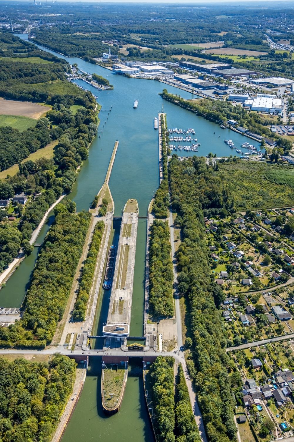 Herne from the bird's eye view: Boat lift and locks plants on the banks of the waterway of the Rhein-Herne-Kanal of Schleuse HERNE-Ost in Herne in the state North Rhine-Westphalia, Germany