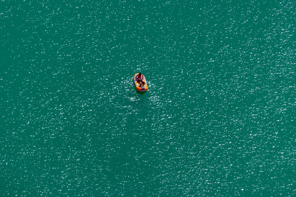Aerial image Haltern am See - Dinghy in motion on the water surface on Silbersee II in Haltern am See in the state North Rhine-Westphalia, Germany