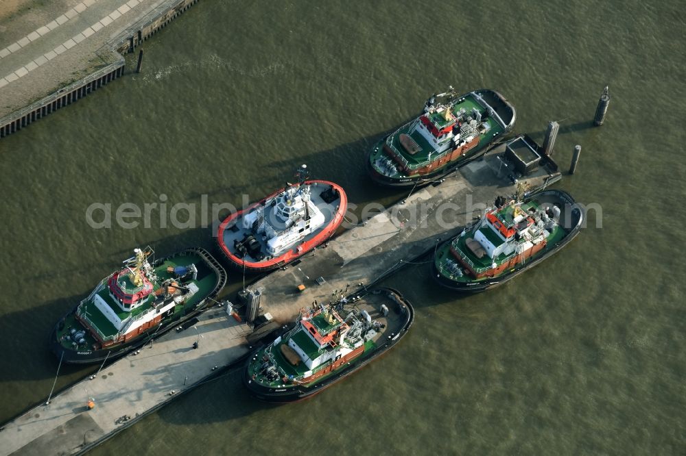 Aerial image Hamburg - Vessels and tugboats at the docks of Neue Schlepperbruecke in the Neumuehlen part of Hamburg. The tugs are located at the Eastern end of the docks