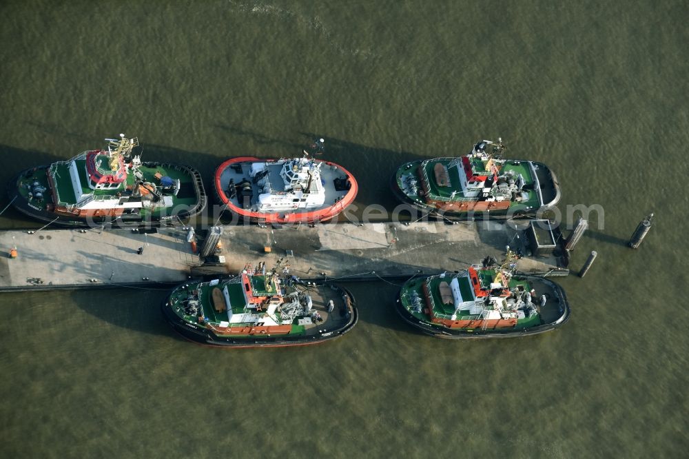 Aerial photograph Hamburg - Vessels and tugboats at the docks of Neue Schlepperbruecke in the Neumuehlen part of Hamburg. The tugs are located at the Eastern end of the docks