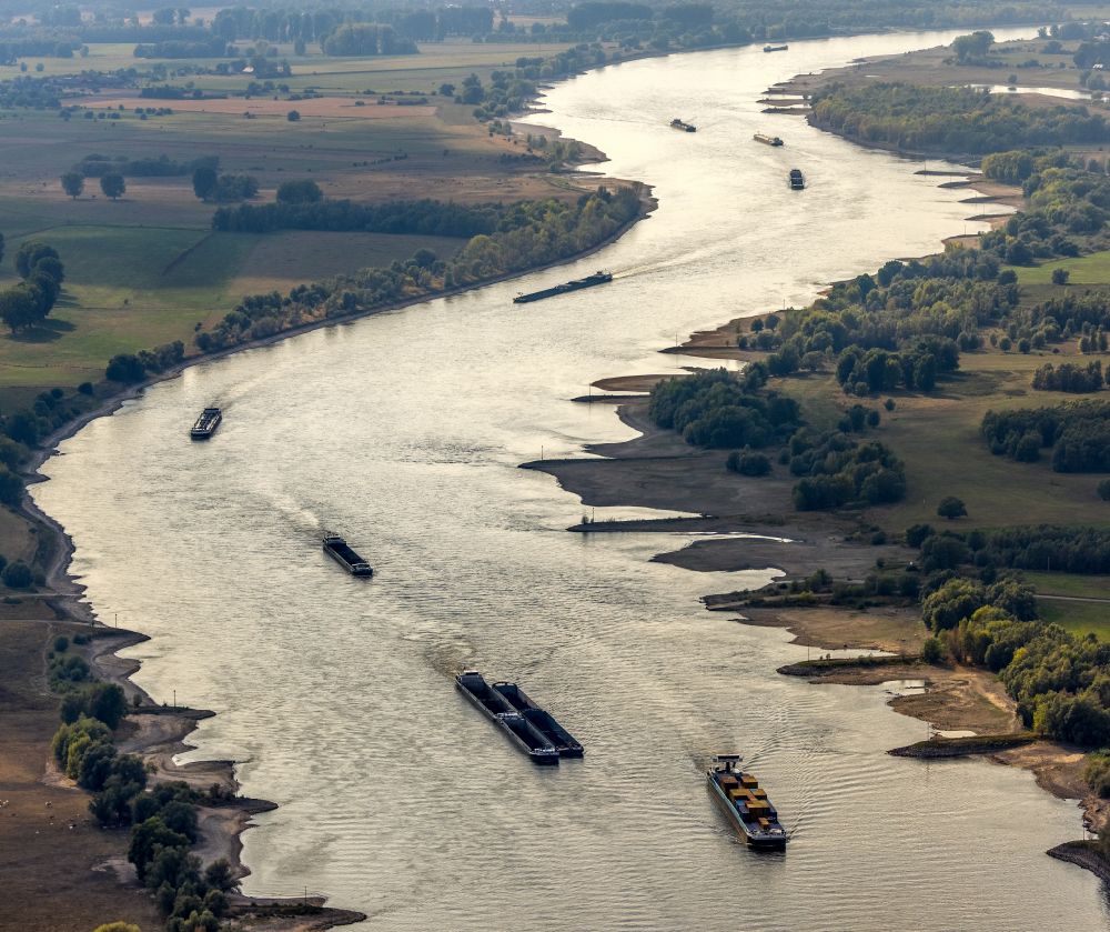 Aerial photograph Wesel - Ships and tugboats of inland navigation with reduced loads in the narrowed due to drought and low water level fairway on the waterway on the Rhine river in Wesel at Ruhrgebiet in the state North Rhine-Westphalia, Germany