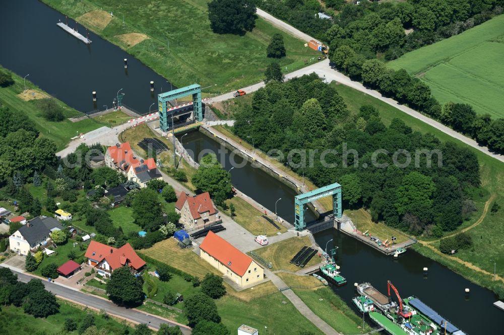 Calbe (Saale) from the bird's eye view: Sluice with bridge at the riverside of the Saale in Calbe (Saale) in the state Saxony-Anhalt