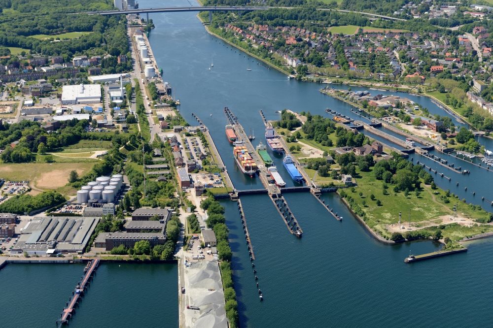 Aerial image Kiel - Locks - plants on the banks of the waterway Nord-Ostsee-Kanal in Kiel in the state Schleswig-Holstein