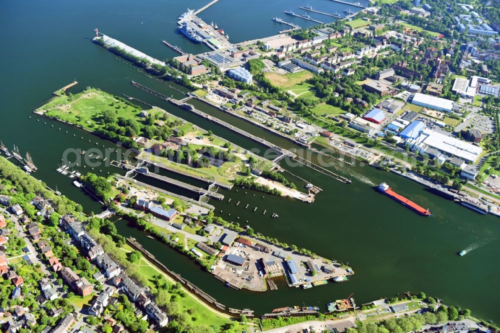 Aerial image Kiel - Locks - plants on the banks of the waterway Nord-Ostsee-Kanal in Kiel in the state Schleswig-Holstein