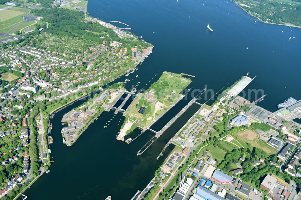 Aerial photograph Kiel - Locks - plants on the banks of the waterway Nord-Ostsee-Kanal in Kiel in the state Schleswig-Holstein