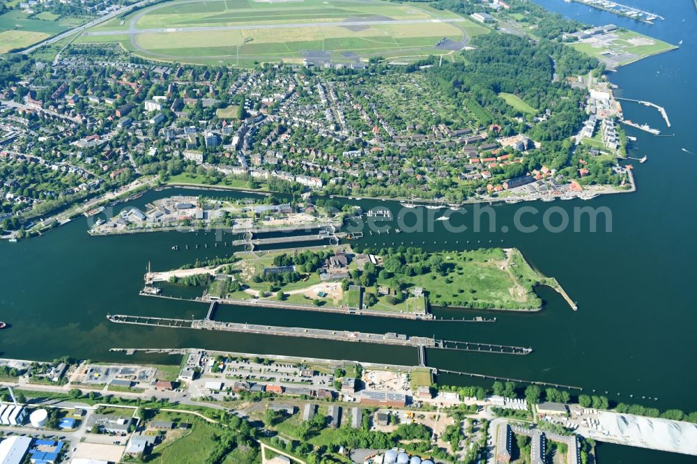 Kiel from the bird's eye view: Locks - plants on the banks of the waterway Nord-Ostsee-Kanal in Kiel in the state Schleswig-Holstein