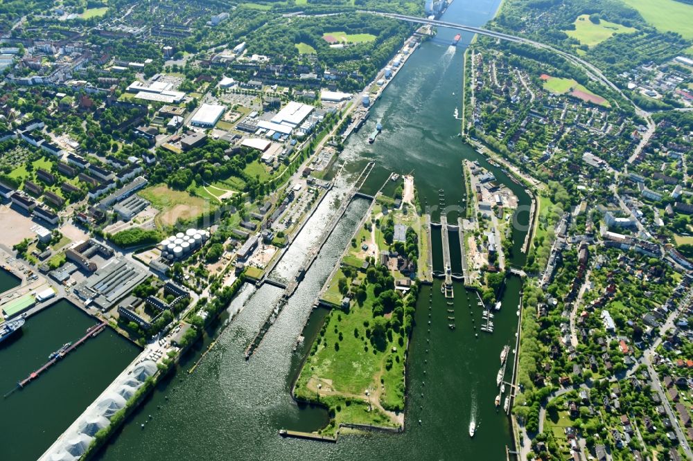 Kiel from above - Locks - plants on the banks of the waterway Nord-Ostsee-Kanal in Kiel in the state Schleswig-Holstein