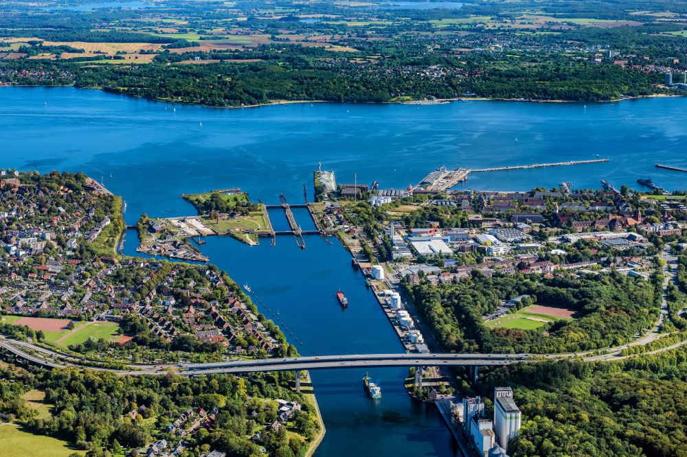 Aerial photograph Kiel - Locks - plants on the banks of the waterway Nord-Ostsee-Kanal in Kiel in the state Schleswig-Holstein