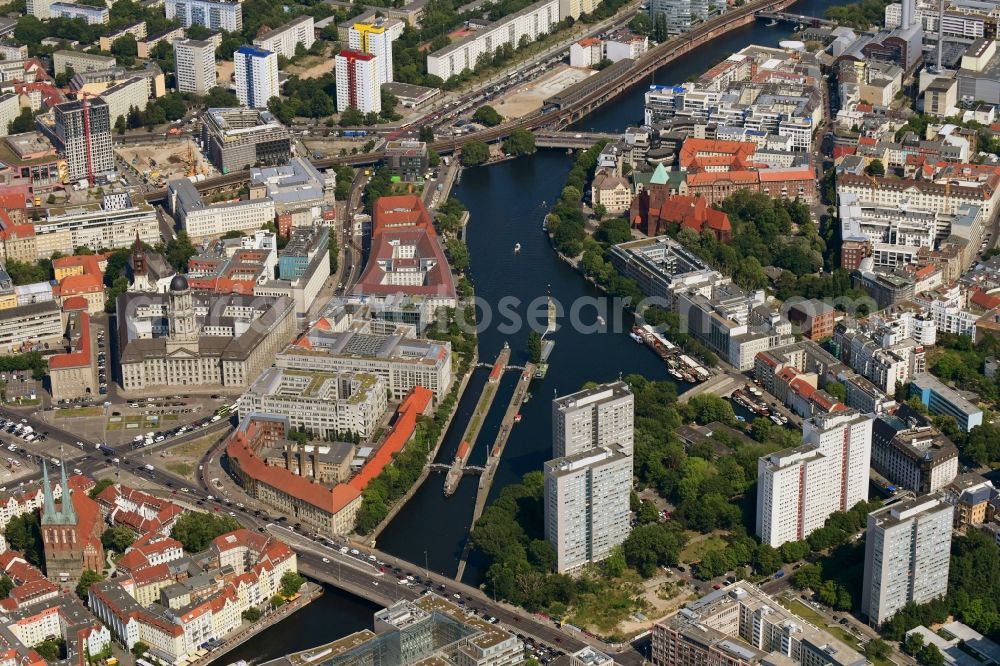 Aerial photograph Berlin - Locks of the Muehlendammschleuse on the bank of the waterway Spree in the district Mitte in Berlin, Germany